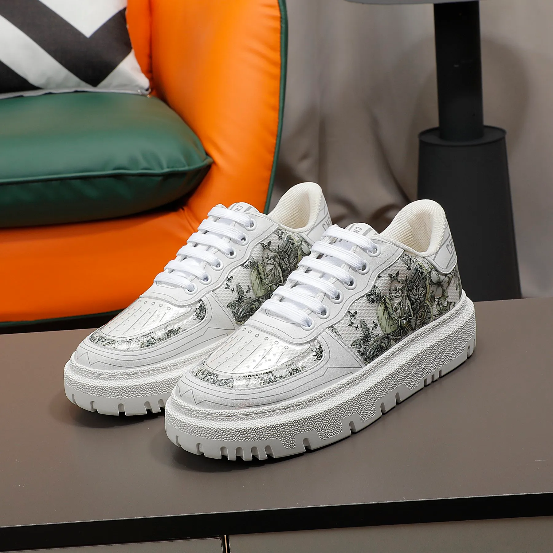 👟👟Ex-factory price 480👟👟 Dior's new casual white shoes, original mold opening, fabric: transparent film 3D printed petal butterfly, mold embossed concave and convex butterfly, laminated hot melt adhesive breathable mesh with first-layer cowhide➕breathable mesh lining. TPU evacuated outsole Injection latex sheepskin feet Color: red, blue, gray Code number 35-40 (41 can be customized)